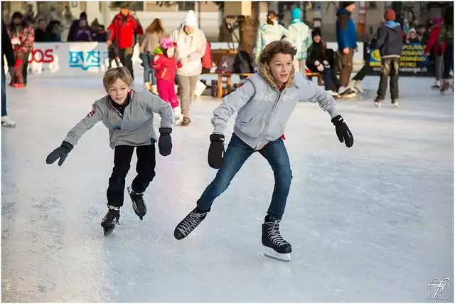 skating image
